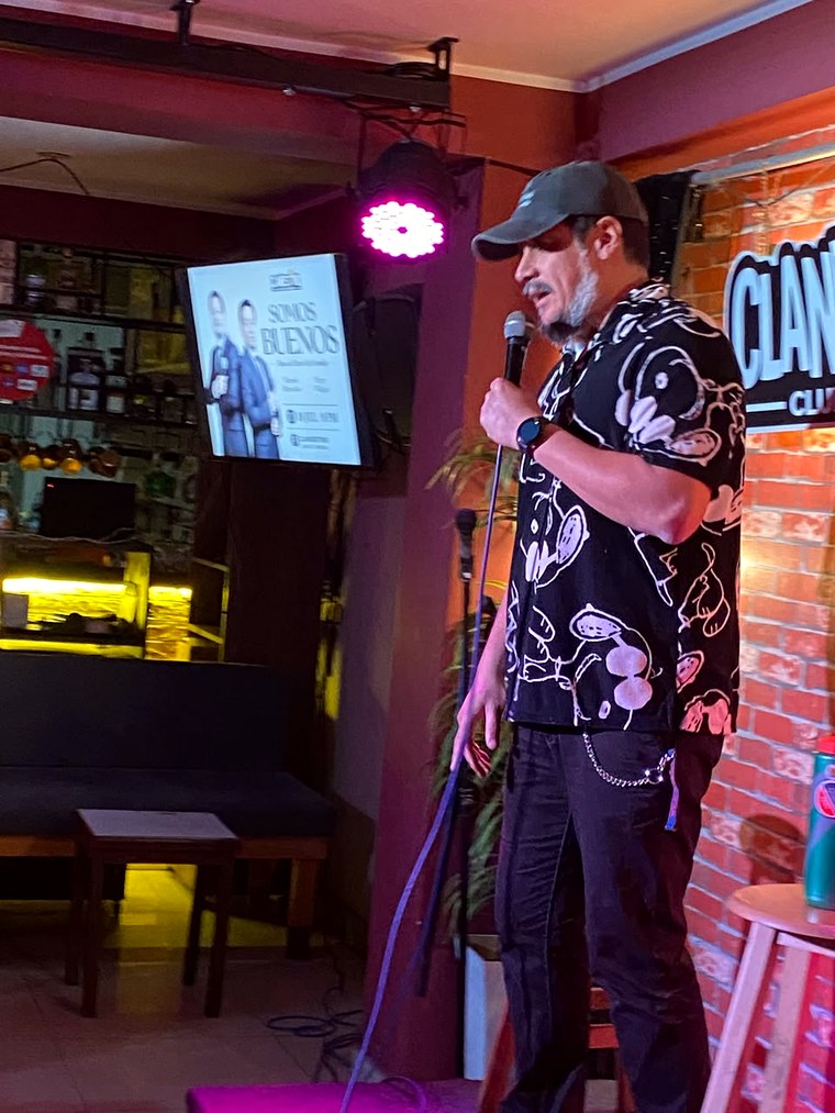 Show en un club de comedia, público en primer plano.