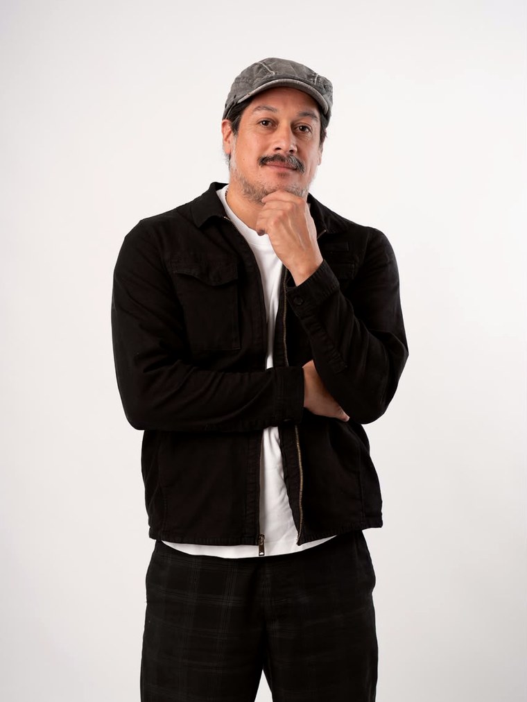 Retrato de estudio, fondo claro.